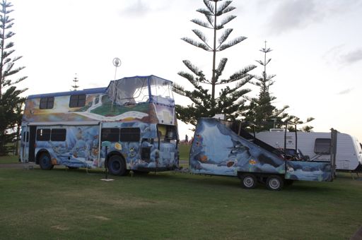 roadtrip-byronbay-day115 Ca c'est un "bus" pimpé en caravane avec méga-remorque à vélo... en gros